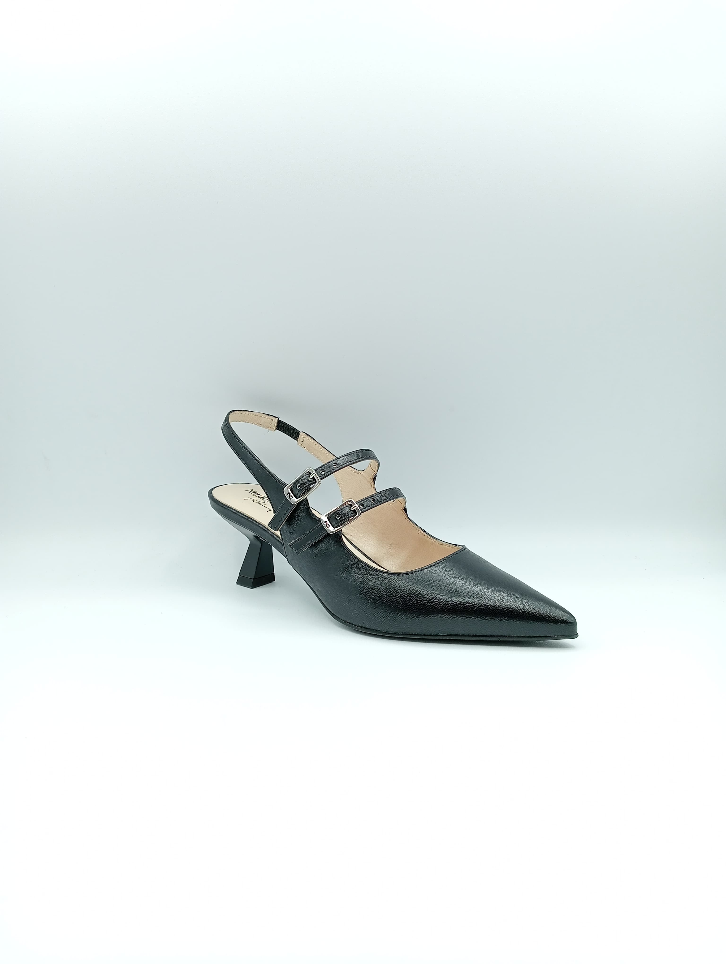 Slingback Nero Giardini E512252DE in pelle nera con doppio cinturino e fibbia sul dorso, elastico alla caviglia, fodera e sottopiede in pelle beige, suola in gomma con tacco da 4 cm.
