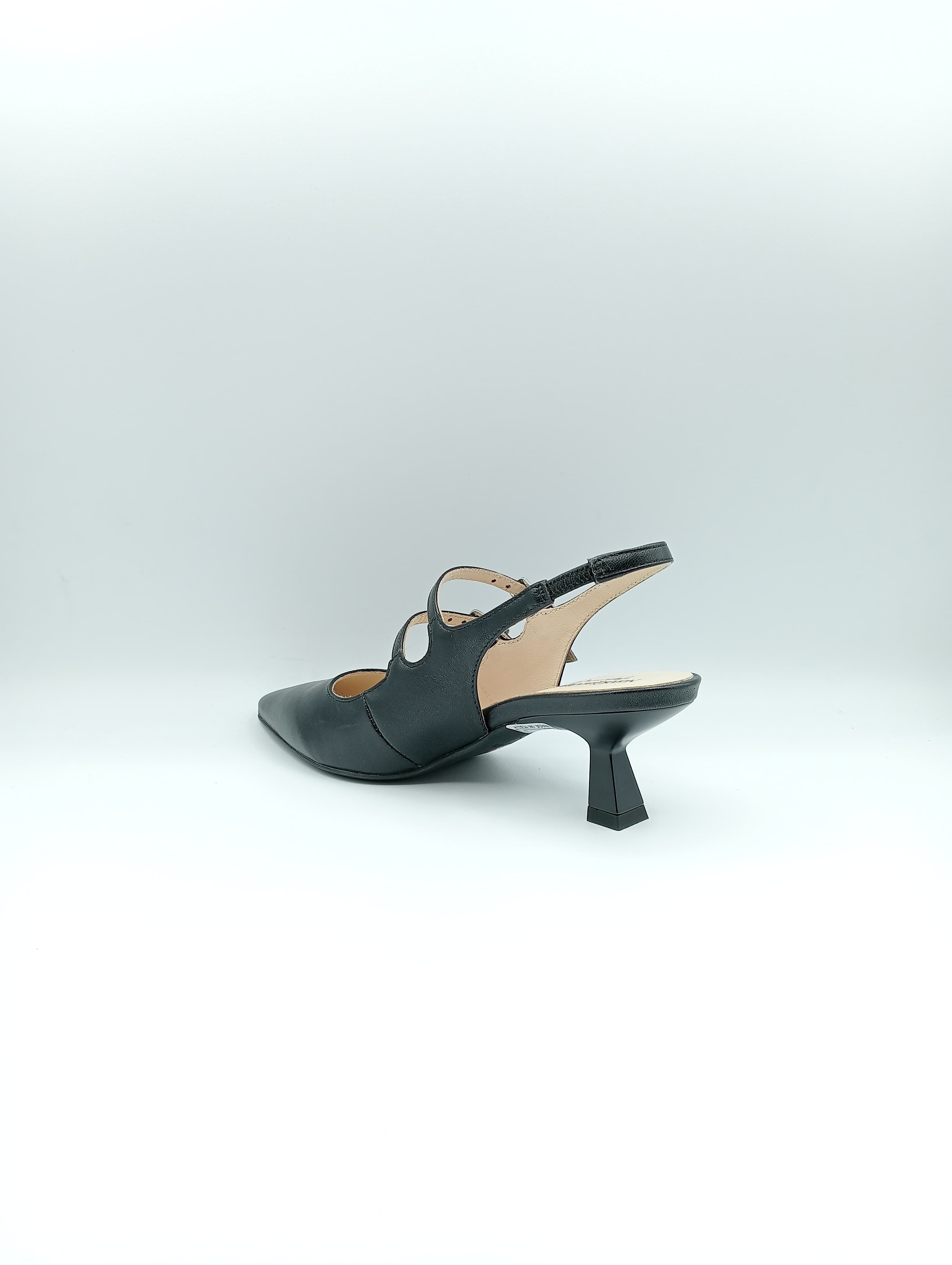 Slingback Nero Giardini E512252DE in pelle nera con doppio cinturino e fibbia sul dorso, elastico alla caviglia, fodera e sottopiede in pelle beige, suola in gomma con tacco da 4 cm.