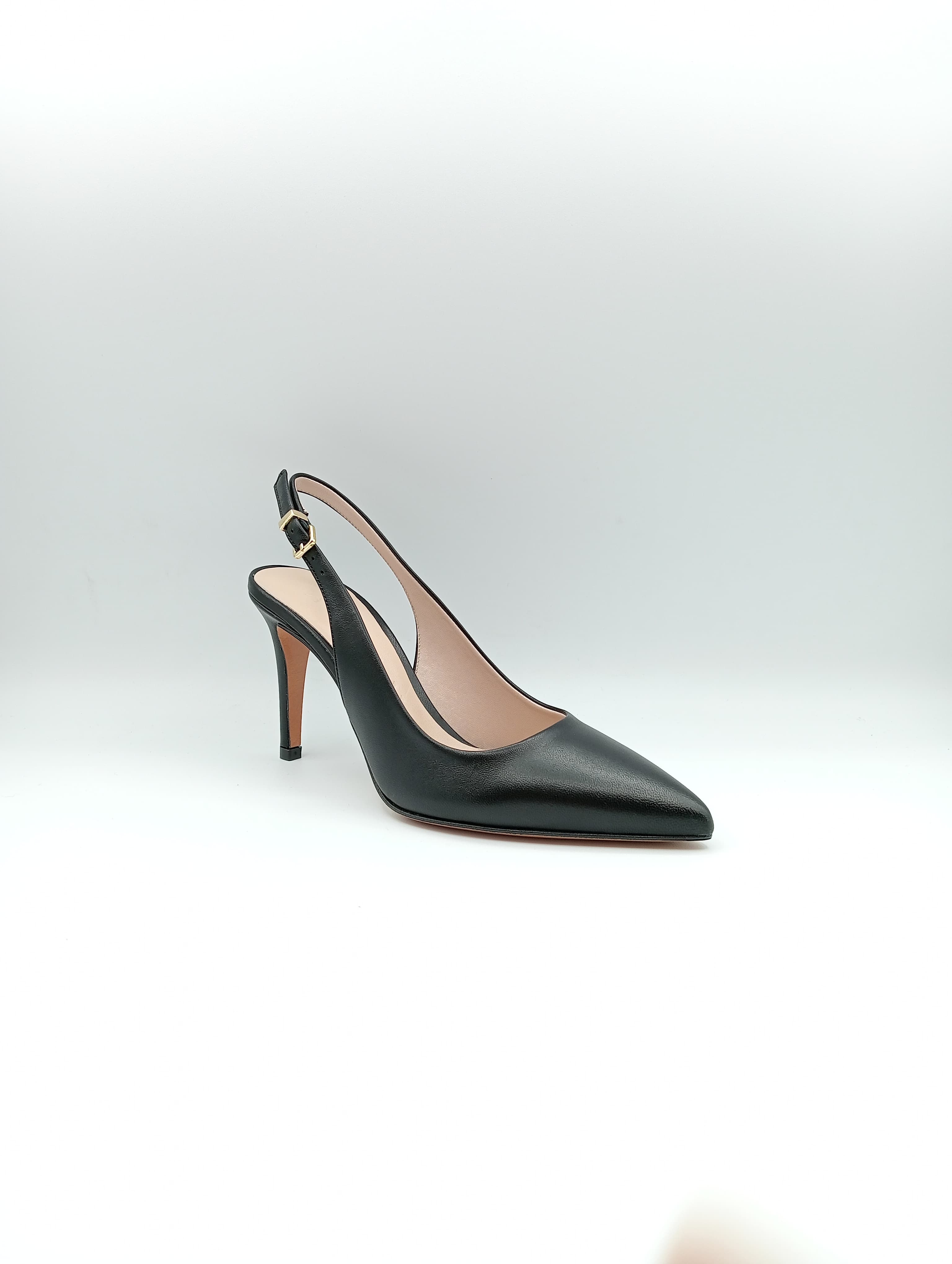 Scarpa Chanel Albano in pelle nera con cinturino sul tallone e tacco alto da 9 cm.