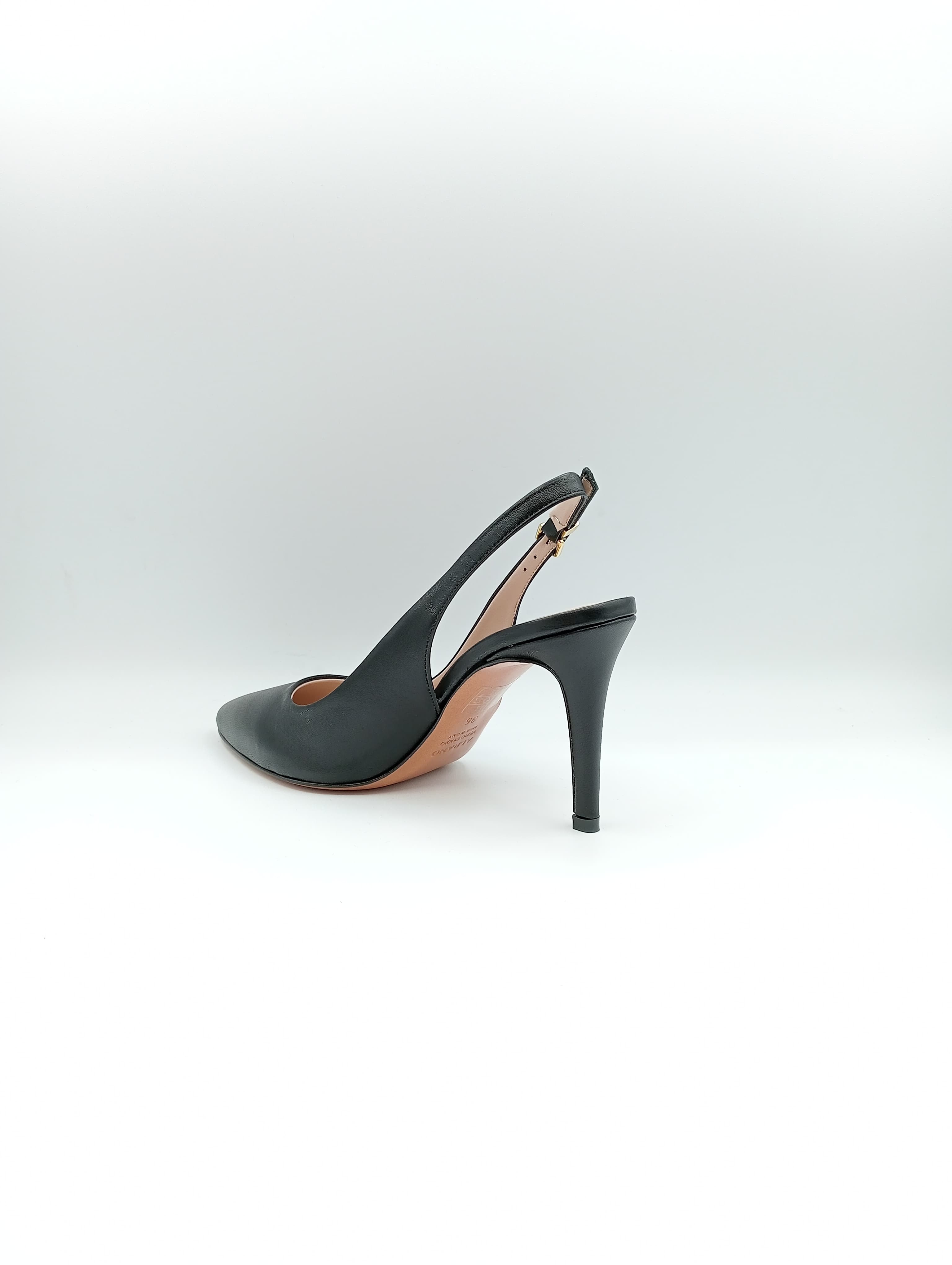 Scarpa Chanel Albano in pelle nera con cinturino sul tallone e tacco alto da 9 cm.