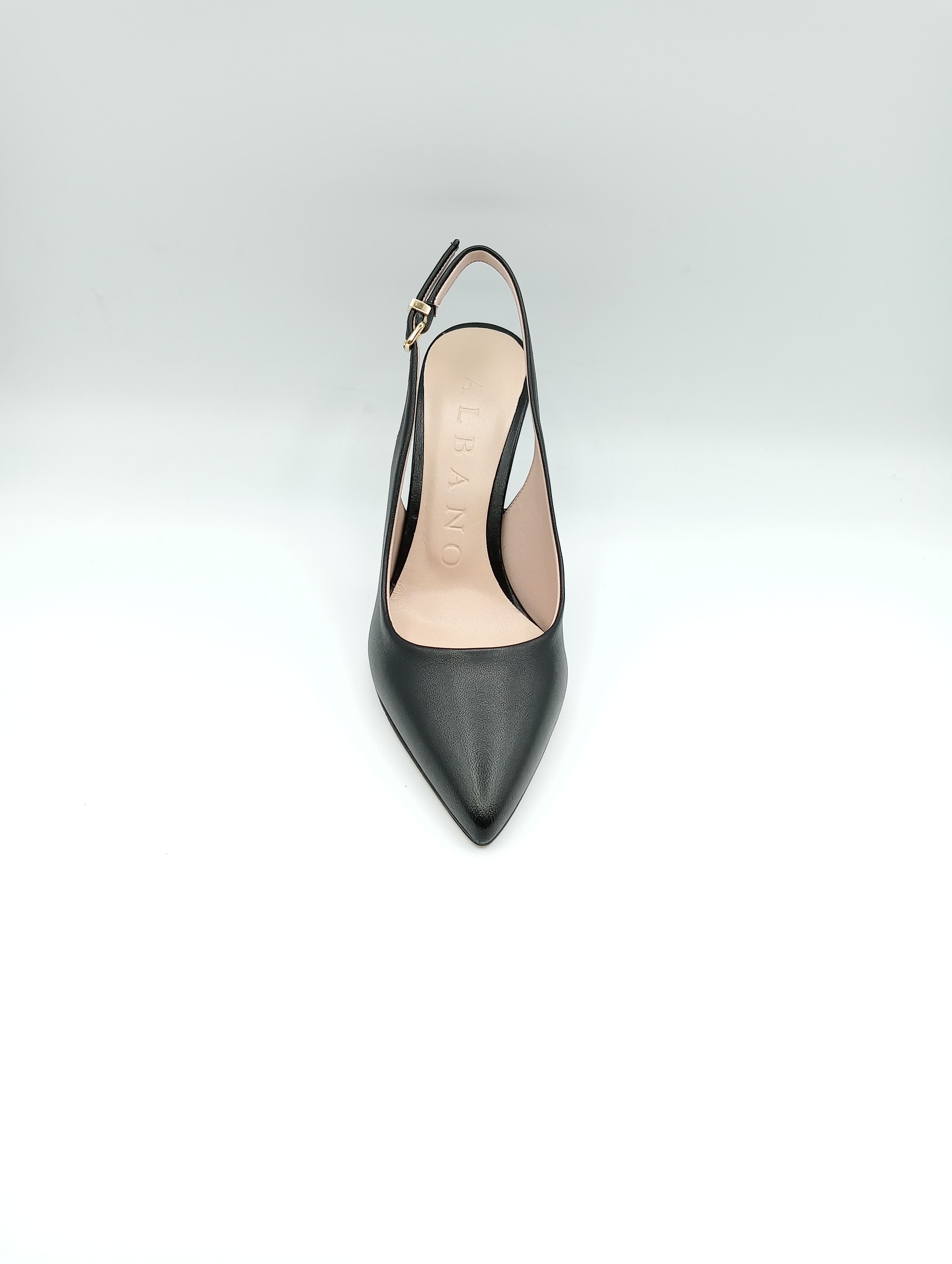 Scarpa Chanel Albano in pelle nera con cinturino sul tallone e tacco alto da 9 cm.