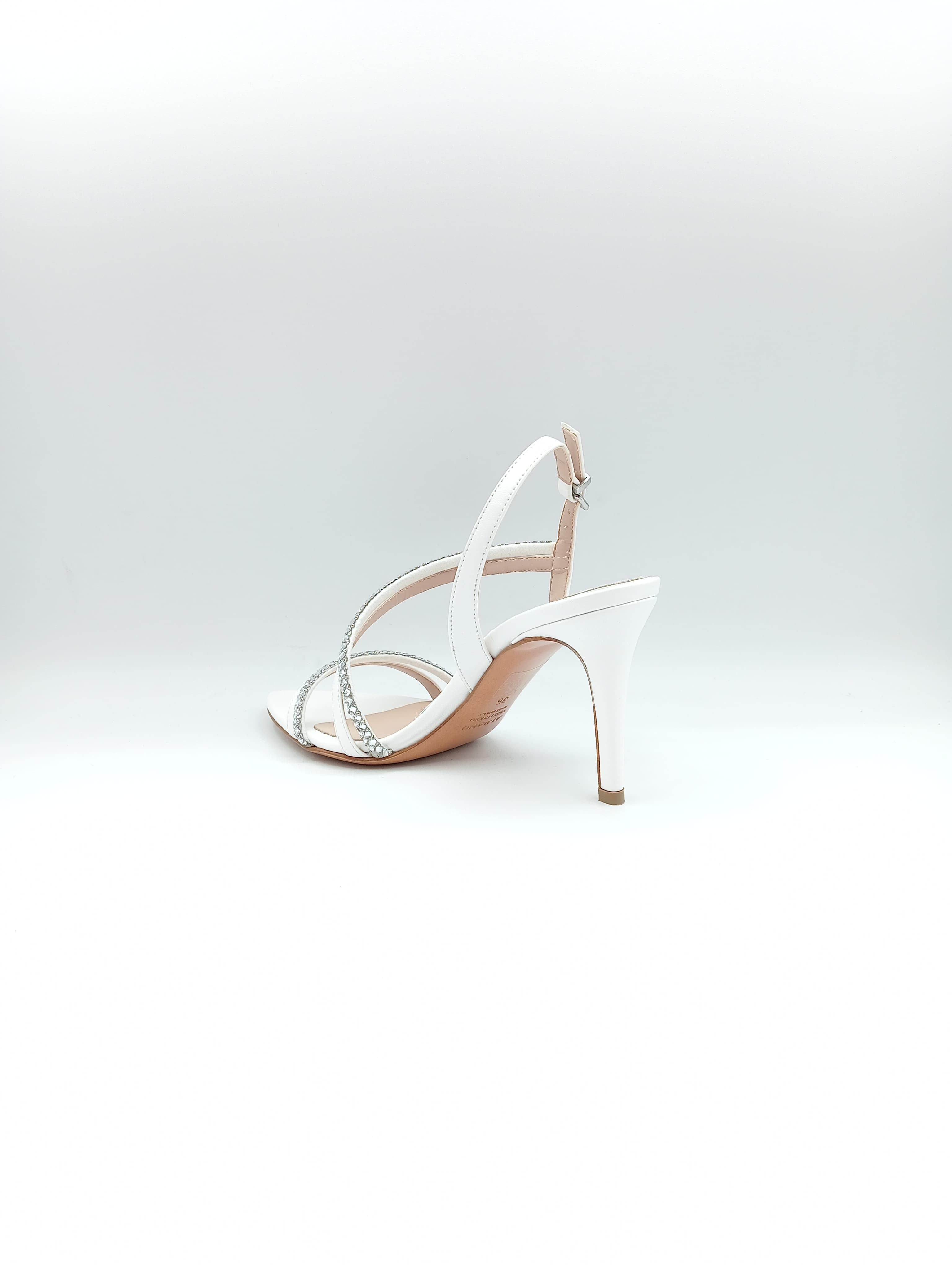 Sandali Albano color bianco con cinturini brillanti e tacco alto da 9 cm.