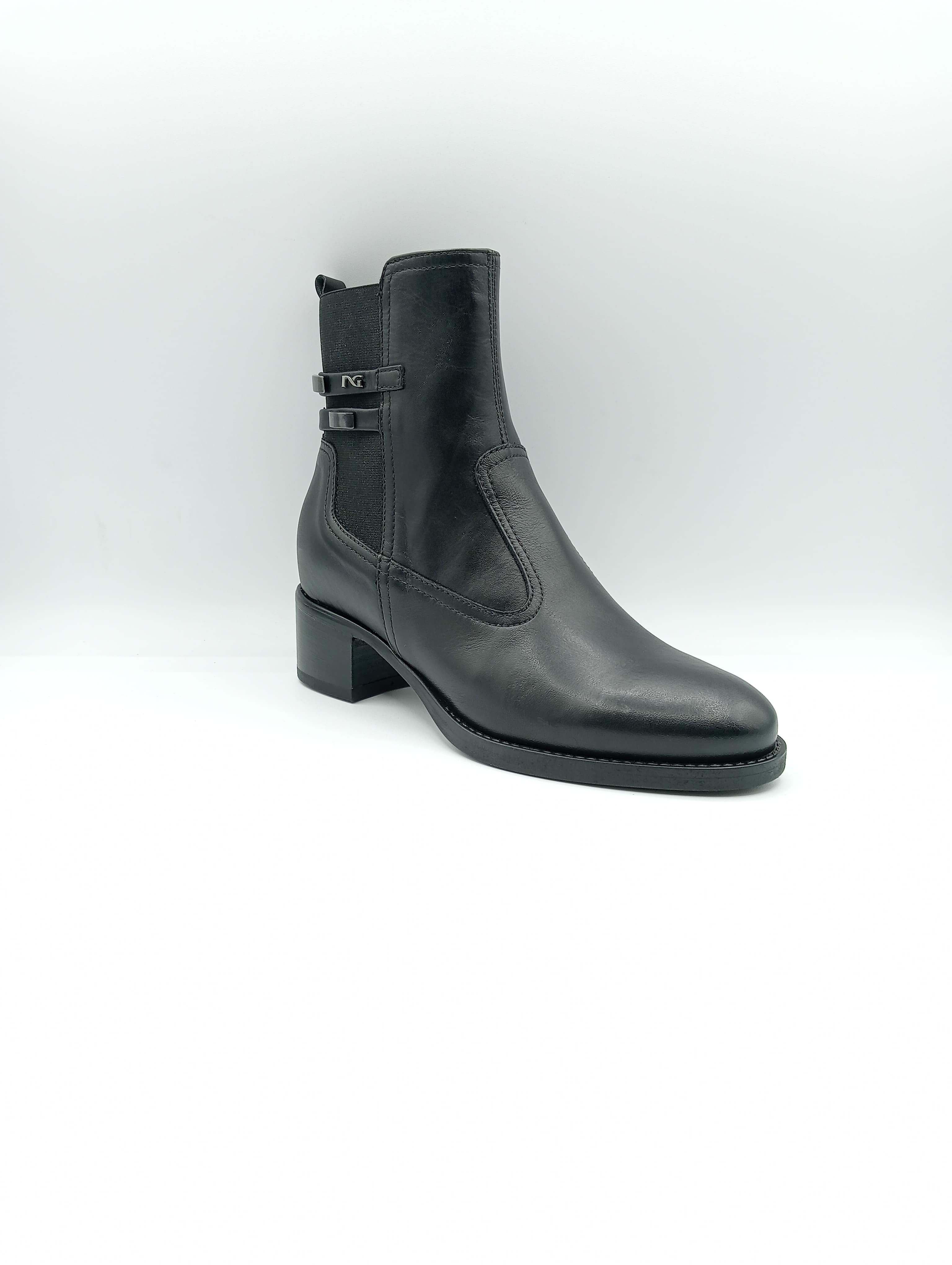 Stivaletto NeroGiardini donna in pelle nera con tacco basso