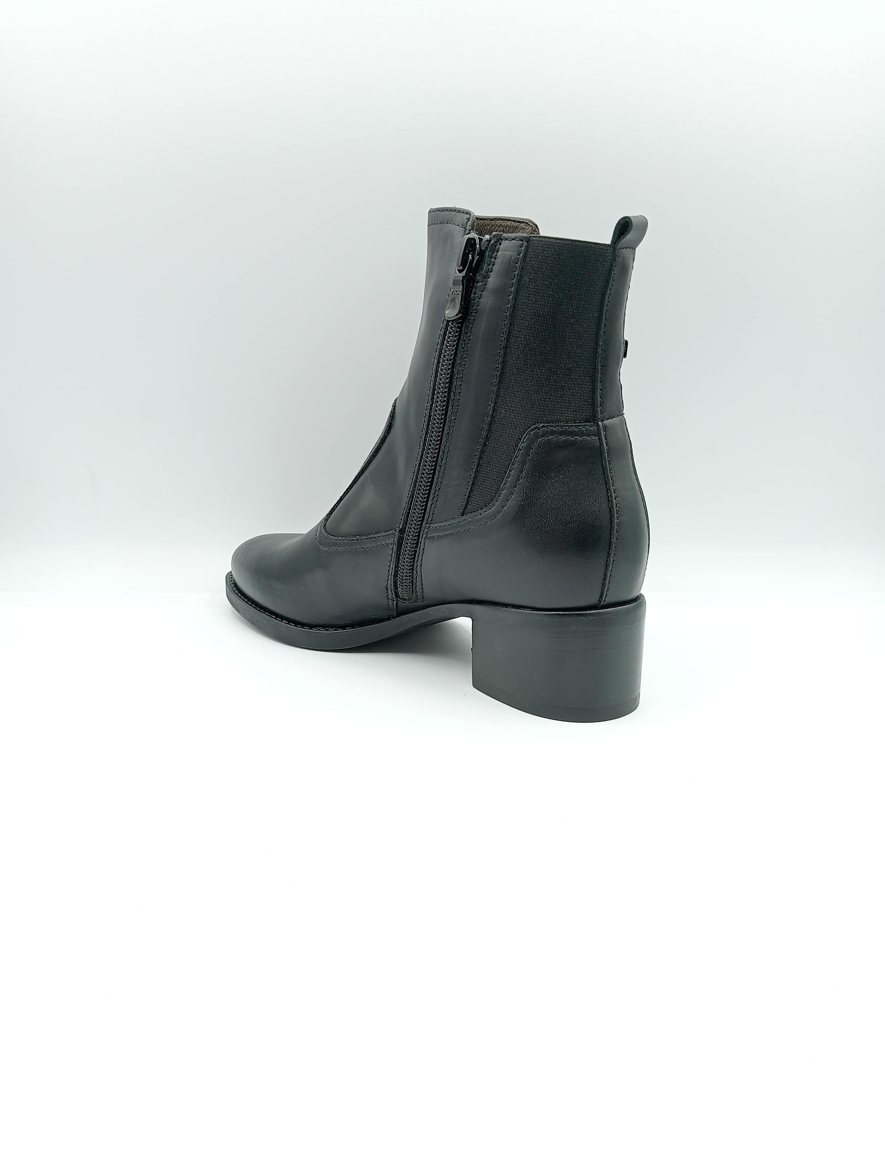 Stivaletto NeroGiardini donna in pelle nera con tacco basso
