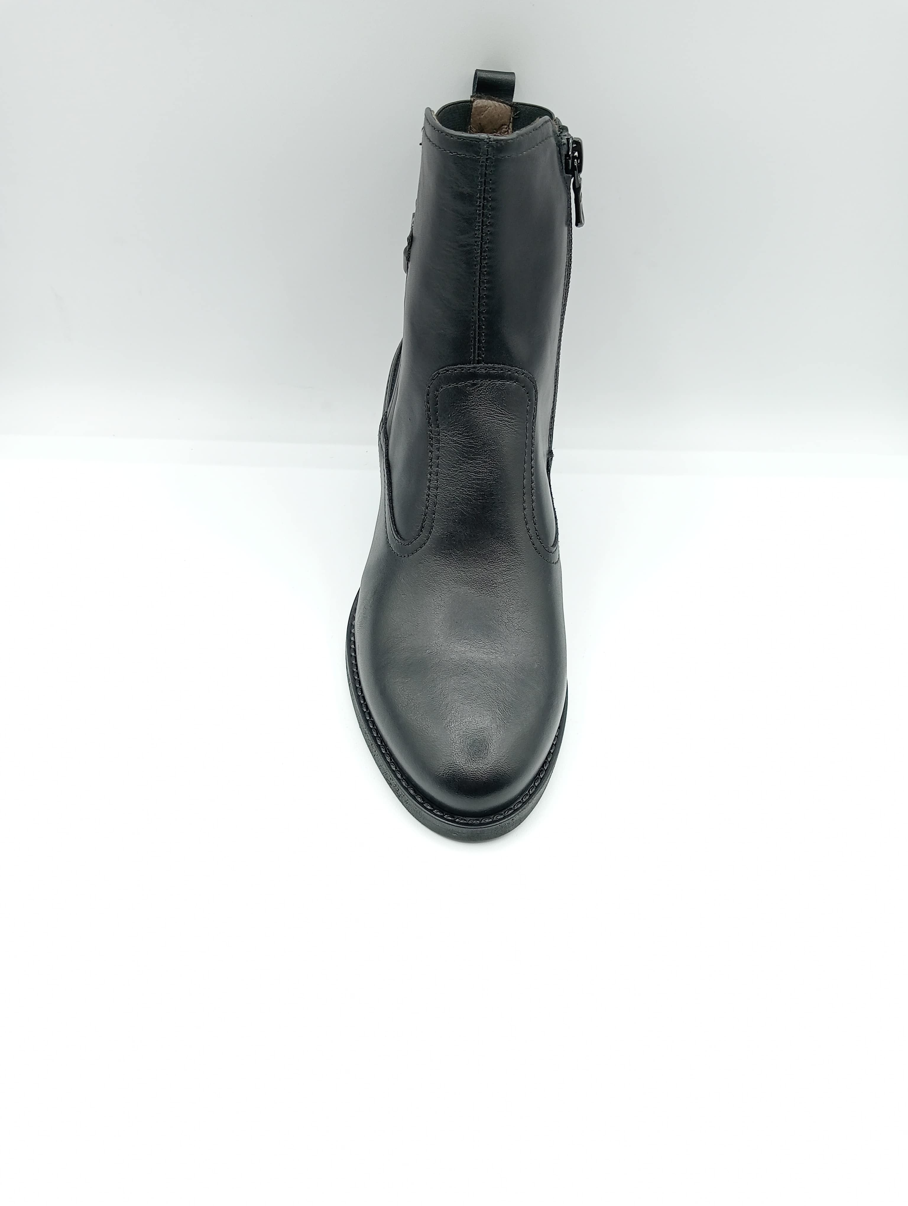 Stivaletto NeroGiardini donna in pelle nera con tacco basso