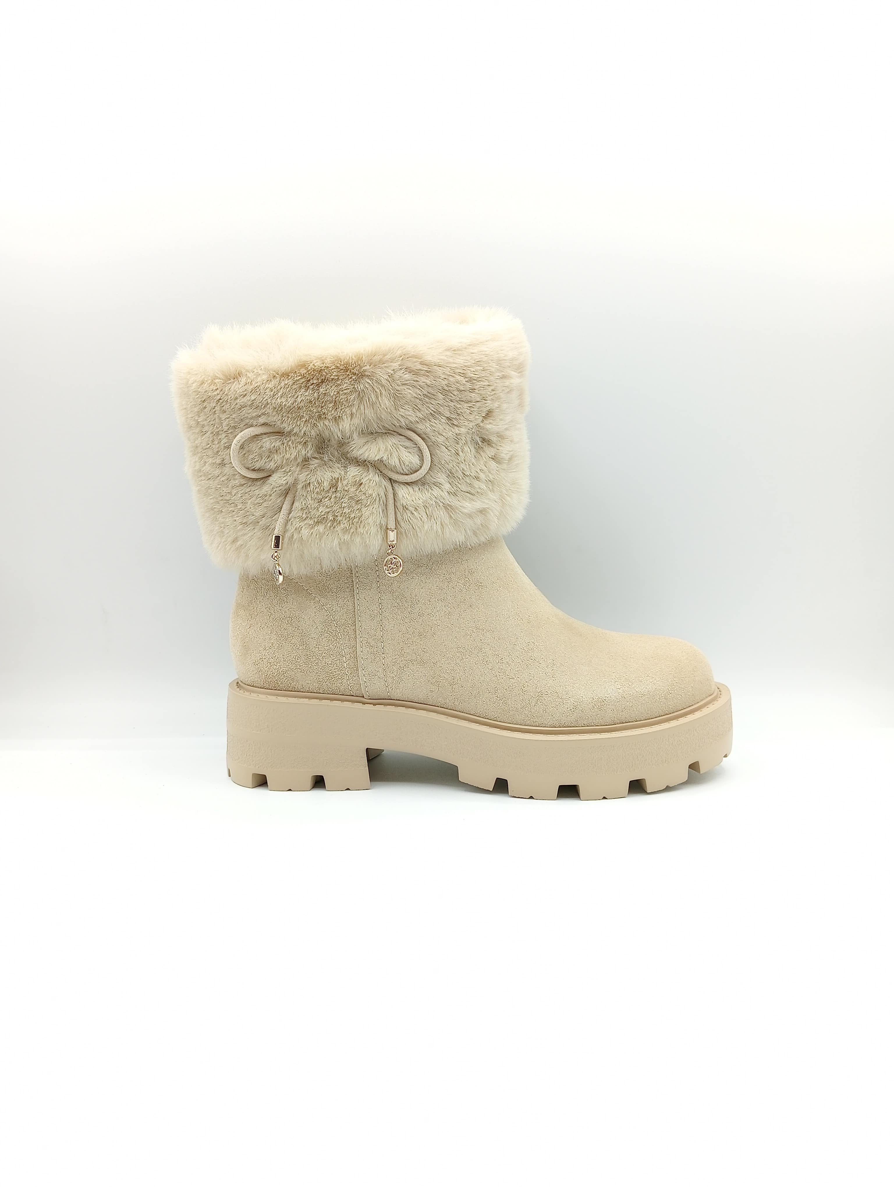 Guess stivaletto avorio in pelle camoscio con pelliccetta interna – Suola chunky antiscivolo