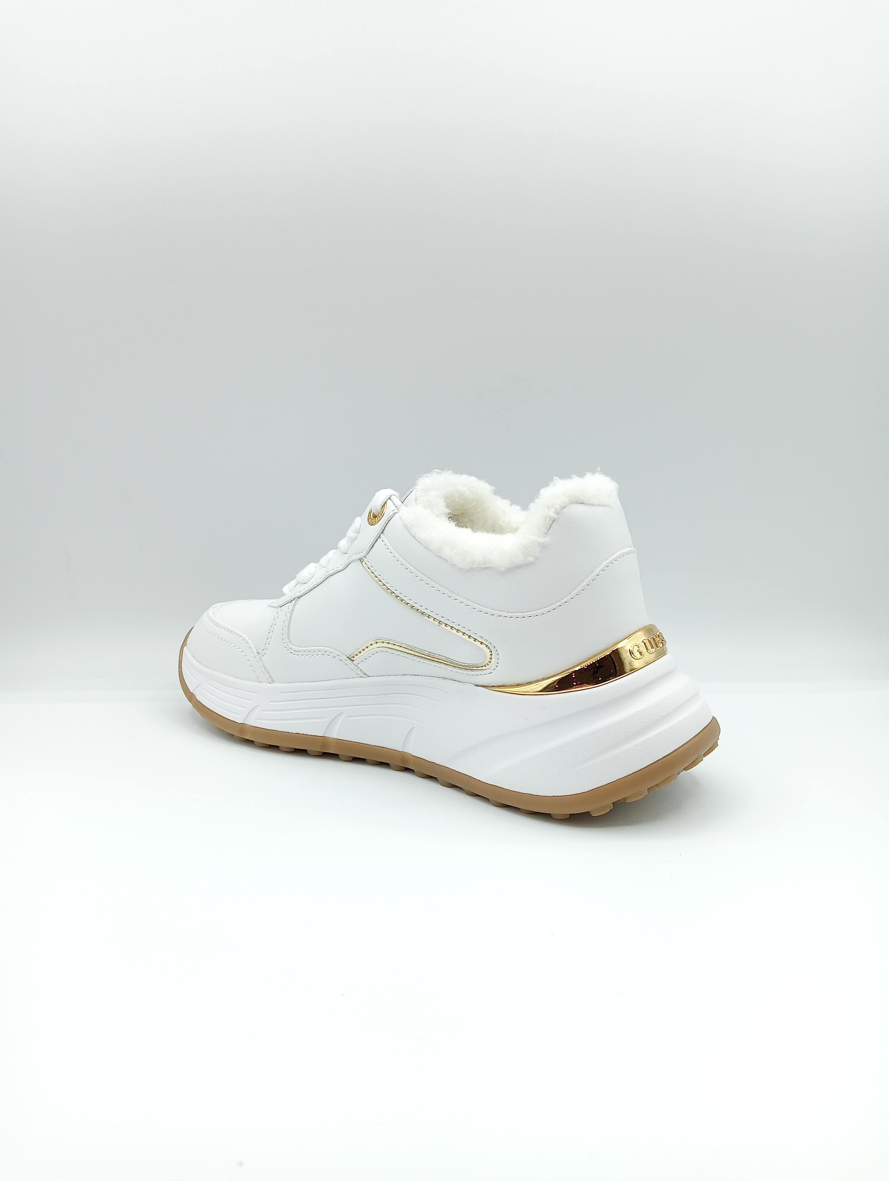 Sneakers GUESS bianche da donna con pelliccetta interna e dettagli oro