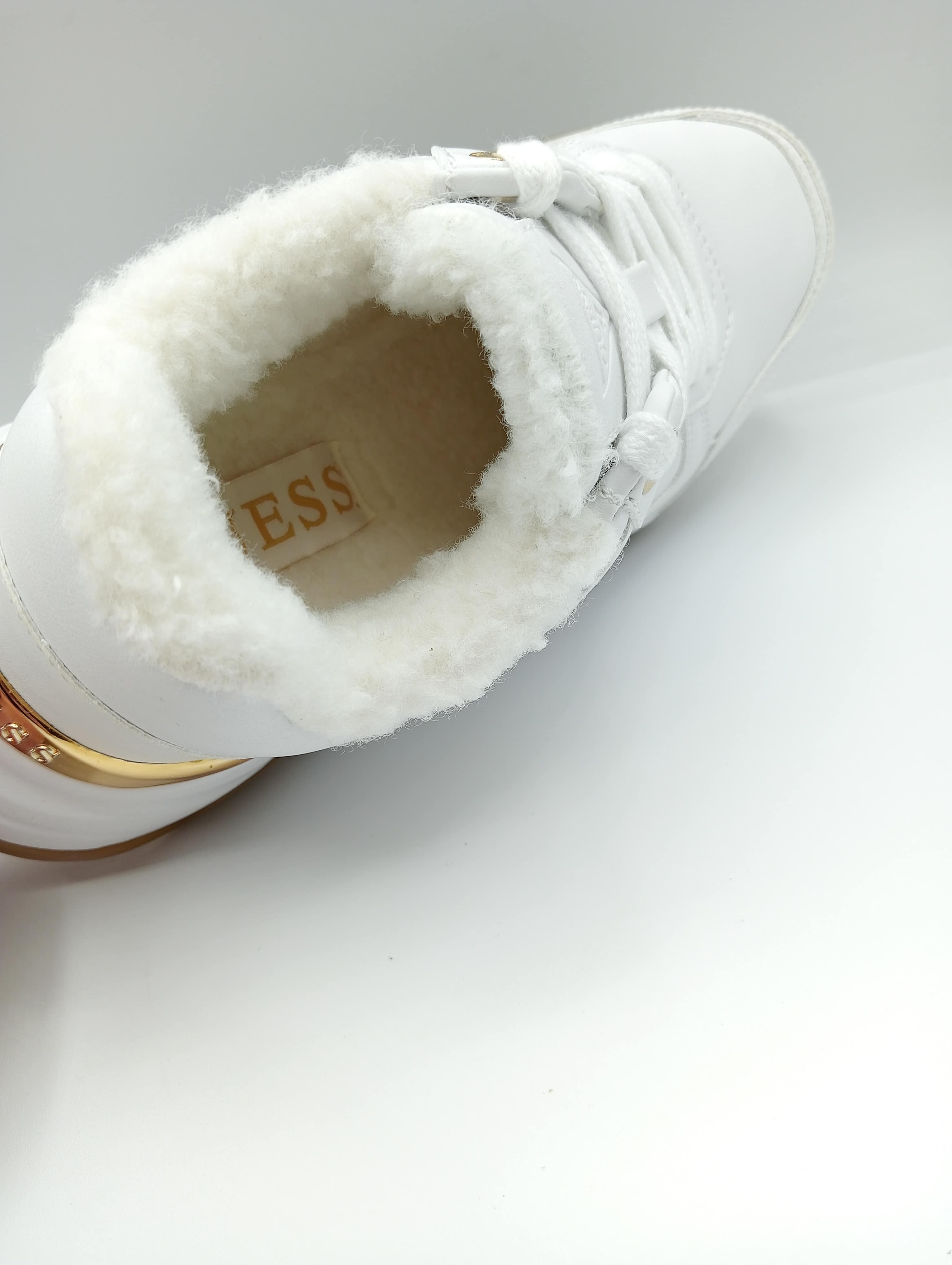 Sneakers GUESS bianche da donna con pelliccetta interna e dettagli oro