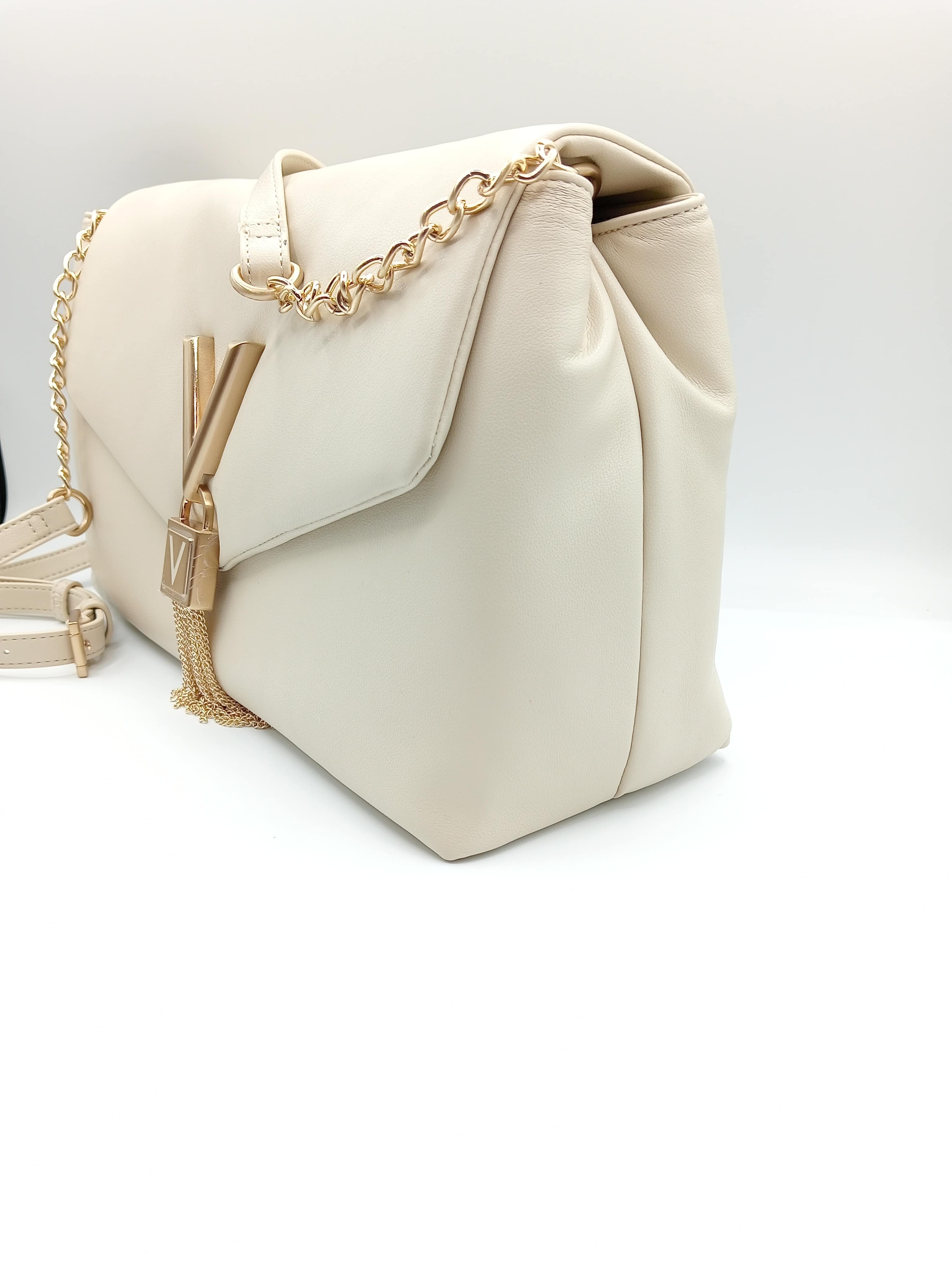 Borsa a spalla elegante in ecopelle panna con catena oro e dettaglio V – modello grande 33x21x12