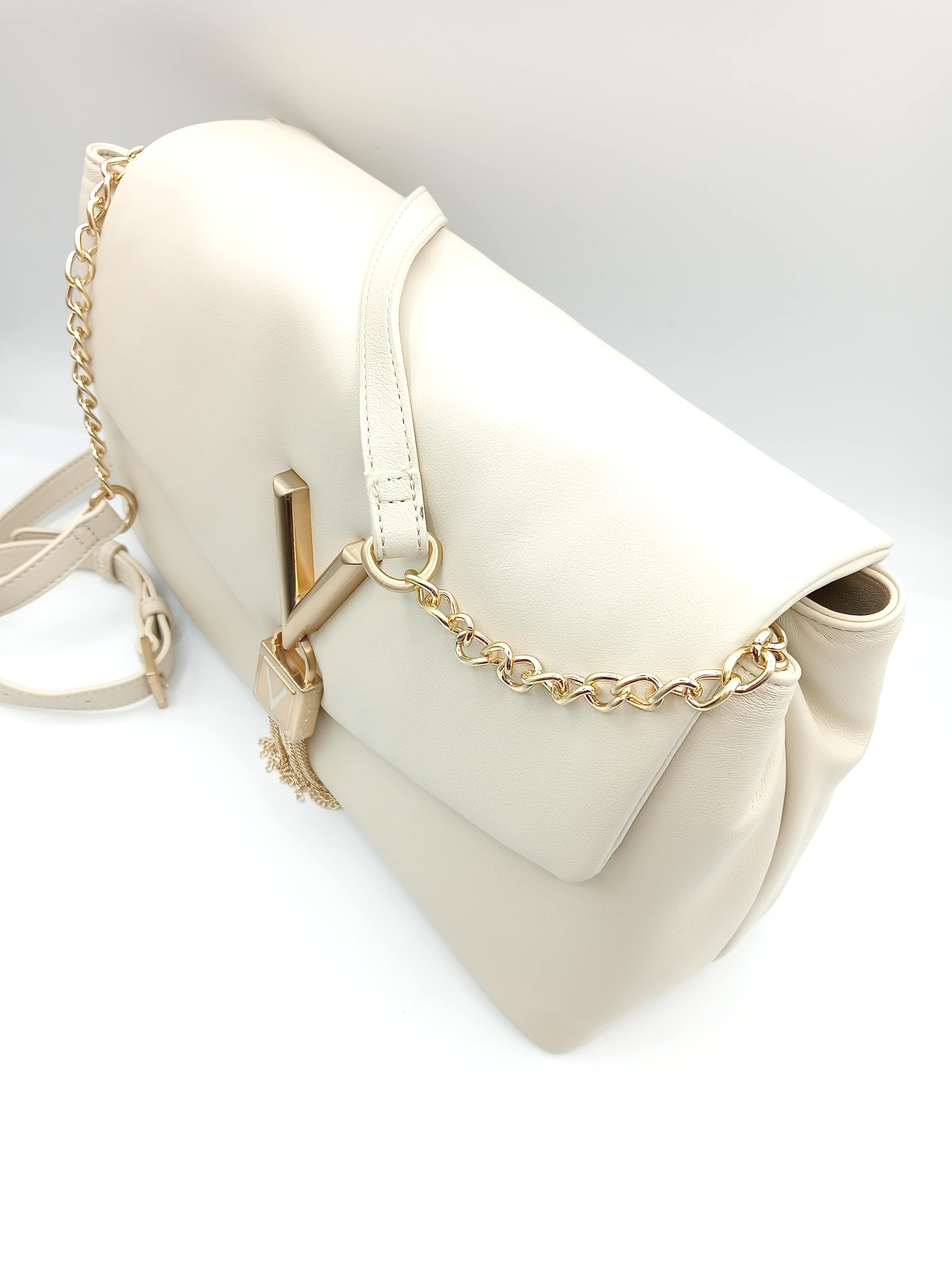 Borsa a spalla elegante in ecopelle panna con catena oro e dettaglio V – modello grande 33x21x12