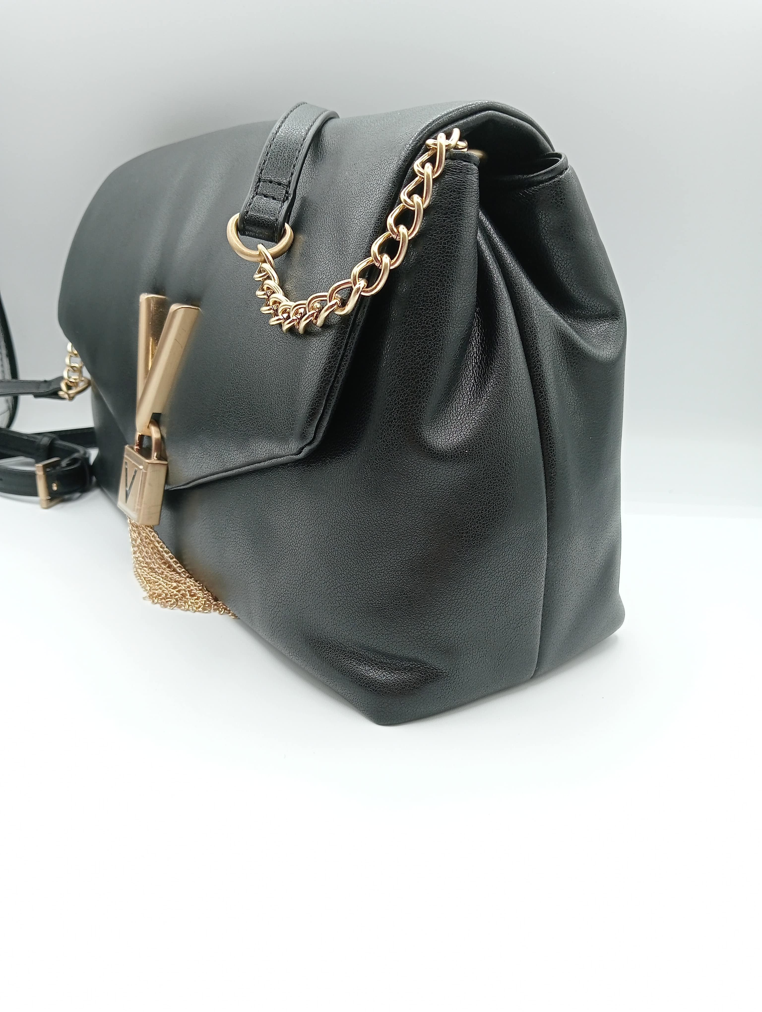 Borsa a spalla elegante in ecopelle nera con catena oro e dettaglio V – modello grande 33x21x12