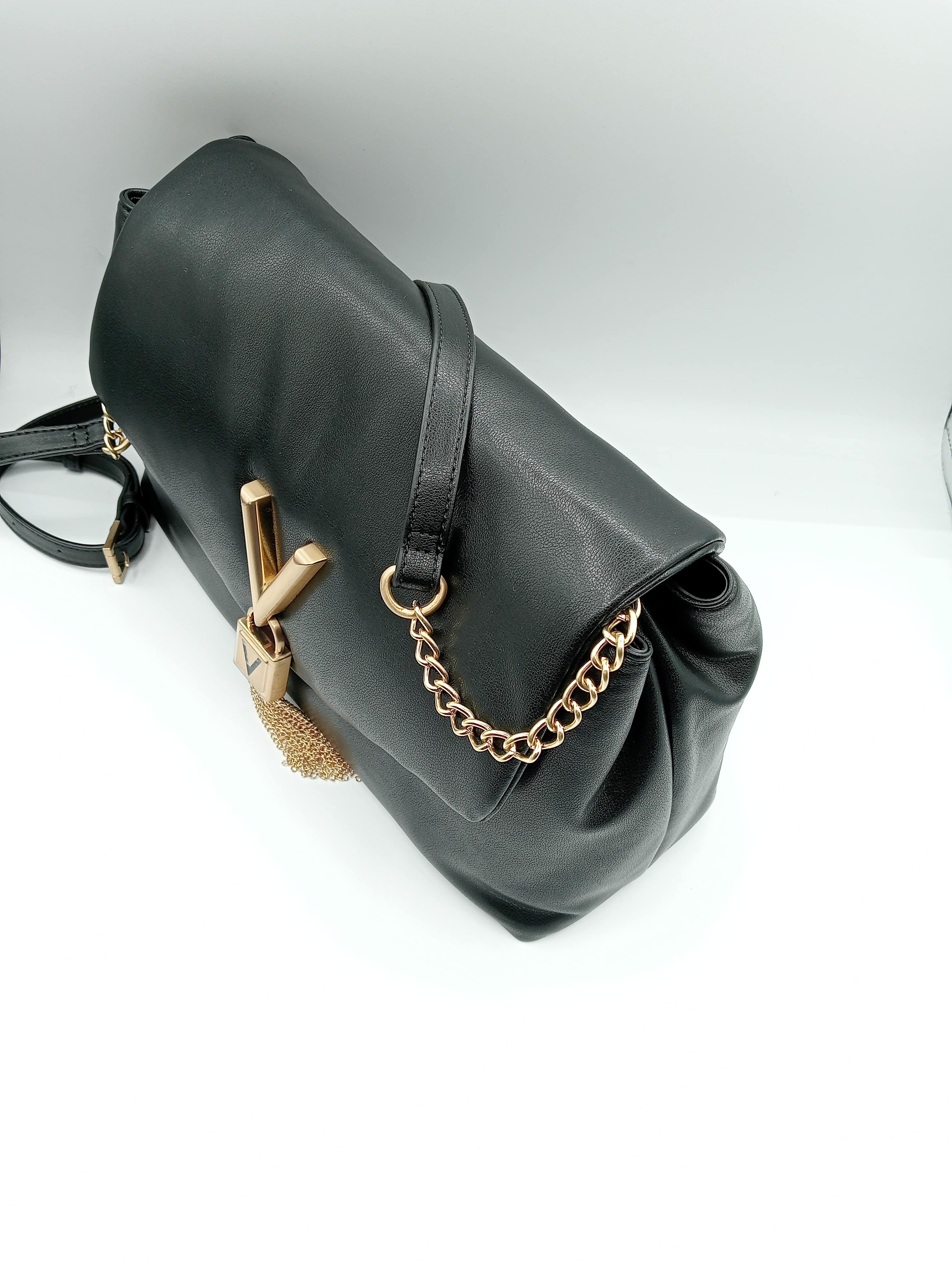 Borsa a spalla elegante in ecopelle nera con catena oro e dettaglio V – modello grande 33x21x12